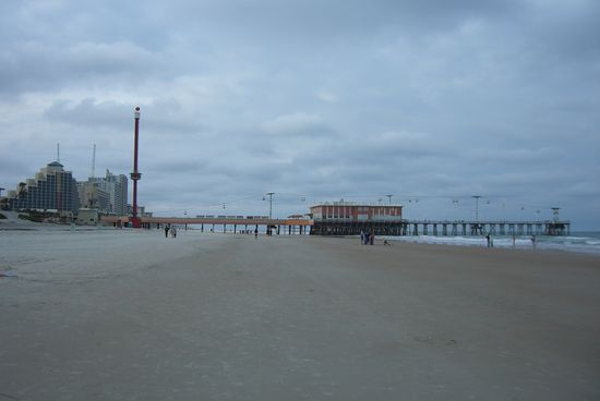 Der Pier mit kleiner Seilbahn am Daytona Beach.