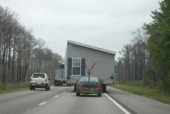 ... es waren sogar schon die Vorhänge in den Fenstern vorhanden!