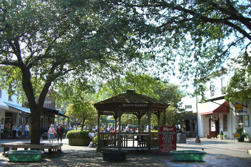 City Market ist das alte Zentrum der Stadt und heute ein Platz mit einigen Restaurants und Shops.