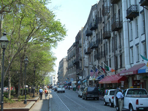 River Street heute
Sie ist eine Straße, die entlang des Savannah River veräuft. Die Gebäude der River Street gehen auf die Zeit des Baumwollbooms zurück. Heute sind hier viele Restaurants und Shops.