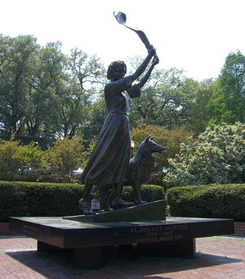 Eines von Savannahs Wahrzeichen, Waving Girl am Ende der East River Street.