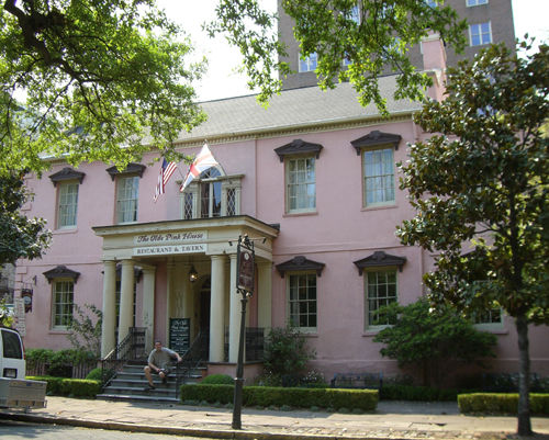 Das Old Pink House aus dem Jahr 1790 ist das älteste, restaurierte Gebäude von Savannah und heute ein Restaurant.