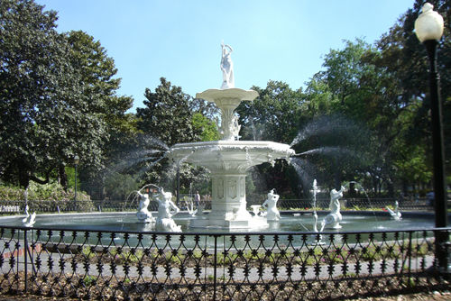 Im öffentlichen Stadtpark Forsyth Park steht in der Mitte der schöne Springbrunnen von 1858.