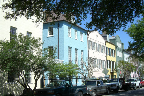 Die Rainbow Row in der 82-107 East Bay, ist eine Reihe von verschiedenfarbigen Häusern aus dem 18. Jh. Jedes Haus erhielt angeblich eine andere Farbe, um den schwarzen (Sklaven-)Boten, denen jeder Unterricht verweigert wurde, die Orientierung zu erleichtern.