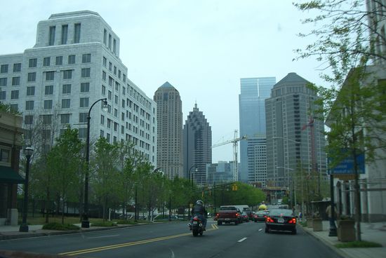 Auf der linken Seite tauchte auf einmal zwischen den Wolkenkratzern, dieses süße Häuschen auf ...