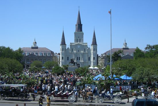 Jackson Square mit der St. Louis Kathedrale aus dem Jahre 1794, wurde 1964 von Papst Paul VI. der Titel einer Basilika verliehen.