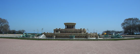 Im Grant Park befindet sich die Buckingham Foutain, (bekannt von Al Bundy) einer der größten Springbrunnen der Welt. Leider ist dieser Brunnen nur von Mai bis September vollständig zu bewundern, denn nur dann sprudelt hier die Wasserfontäne, die bis zu 40 m hoch ist.