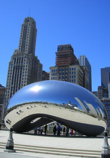 Diese Skulptur, 
Cloud-Gate (Wolkentor), im Millennium Park ist 110 Tonnen schwer, 22 Meter lang, 14 Meter breit und 11 Meter hoch. Sie gehört zu den größten Skulpturen der Welt.