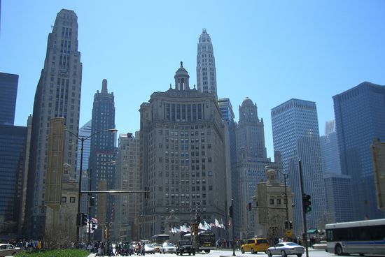 Schöne Wolkenkratzer am Chicago River.