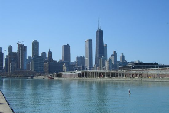 Blick auf einen Teil der weiteren Skyline mit dem John Hancock Tower