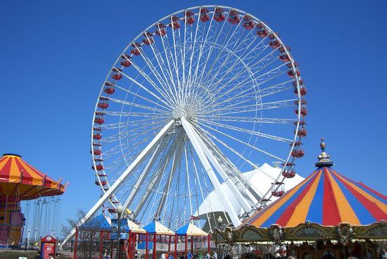 Eine besondere Attraktion auf der Pier ist das 45 m hohe Riesenrad, Navy Pier Ferris Wheel presented by Mc Donalds mit seinen 40 Gondeln. Hier hat man während der Fahrt einen schönen Blick auf die Stadt und den Lake Michigan. (6 USD für eine 7-minütige Fahrt)