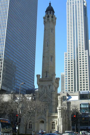 Der Water Tower in der Magnificent Mile. Dieser Turm blieb beim großen Stadtbrand 1871 verschont.