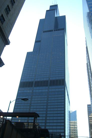 Der Sears Tower ist mit 443 m und 110 Stockwerken das (noch) höchste Gebäude von Chicago und der höchste Wolkenkratzer ganz  Nordamerikas. Im 103. Stockwerk befindet sich das Aussichtsdeck, das allerdings nicht im Freien liegt. (Eintritt 12,50 USD)