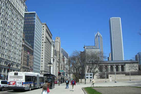 Das Aon Tower (ganz rechts) ist mit 346 m und 82 Stockwerken das drittgrößte Gebäude der Stadt.