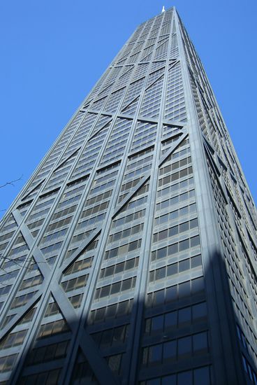 Das zweitgrößte Gebäude der Stadt, das John Hancock Tower ist 343 m hoch und hat 100 Stockwerke. Im 94. Stock befindet sich das Aussichtsdeck, wo  man bei schönem Wetter einen Blick von bis zu 120 km haben soll. (Eintritt 10,25 USD)