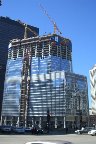 Das wird der neue Trump Int. Hotel &amp; Tower von Donald Trump, der 2009 fertig gestellt sein soll und vorübergehend der höchste Wolkenkratzer von Chicago sein wird (z.Zt. ist es der Sears Tower). Ein noch höherer Wolkenkratzer ist aber schon genehmigt.