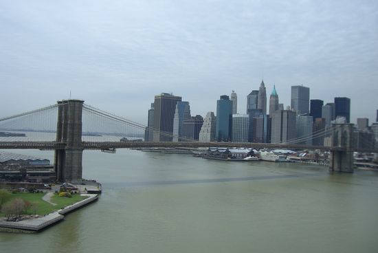 Blick von der Manhattan-Bridge auf die Brooklyn-Bridge und Downtown Manhattan.