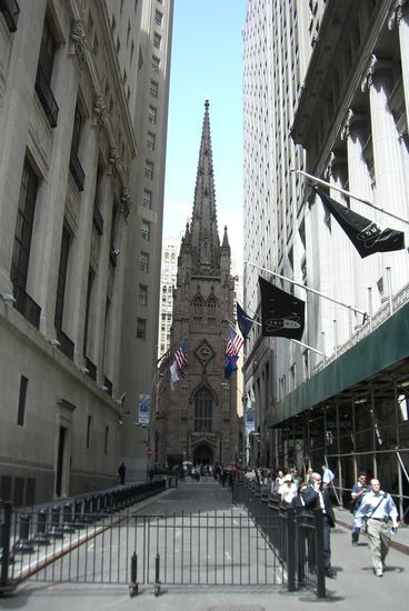 Blick von der Wall Street auf die Trinity Church.