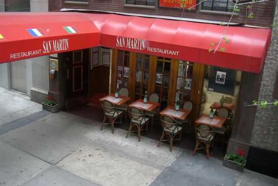 Überall an den Straßen findet man kleine Restaurants und Cafés.