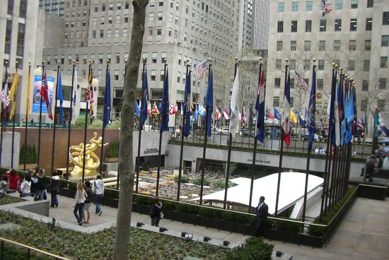 Rockefeller Plaza , diesmal ohne Eisfläche. Es heisst, dass die Eisfläche immer von Oktober bis April aufgebaut ist. Dieses Jahr wurde diese wohl schon früher abgebaut, denn es stehen vom Café viele Stühle und Tische außen.