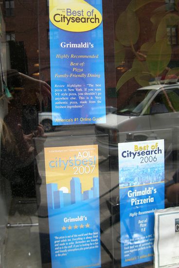 Im Fenster von 'Grimaldi' hängen viele Auszeichnungen.