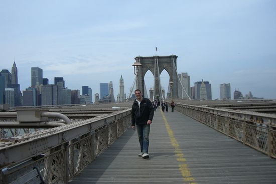 Frisch gestärkt spazierten wir dann von Brooklyn über die Brooklyn Bridge ...