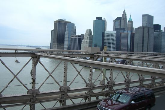 Blick von der Brooklyn Bridge auf die Freiheitsstatue und Downtown Manhattan.