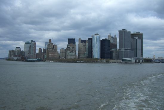 Blick von der Staten Island Ferry auf die Skyline von Manhattan.