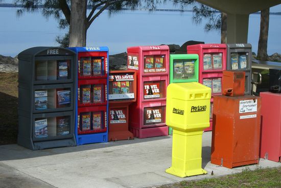 In solchen Kästen findet man die Motel-Discount-Coupon-Hefte. Diese stehen an den Straßen, an Parkplätzen, an Tankstellen, bei McDonalds, Visito-Center ... herum.