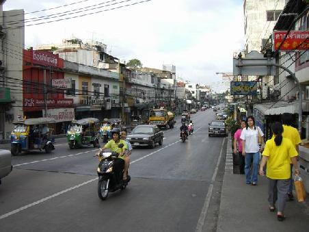 Zu Fuss unterwegs in Bangkok.