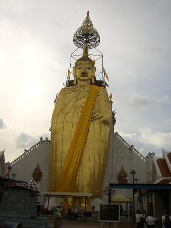 Wat Intharawihan mit dem 41 Meter hohen stehenden Buddha