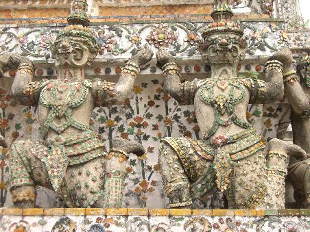 Figuren beim 'Wat Arun'