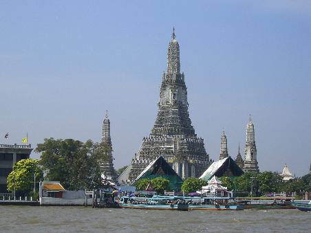 Wat Arun (Der Tempel der Morgendämmerung
Dieser eindrucksvolle Tempelbau ist das Wahrzeichen auf dem andern Ufer des Chao Praya, gegenüber dem Großen Palast. Seine 75 Meter aufragende Pagode ist mit Porzellan-Kacheln überzogen und funkelt in der Sonne.
