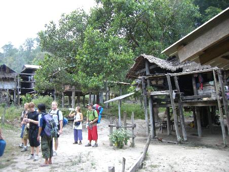 Ankunft im Dorf der 'Karen'