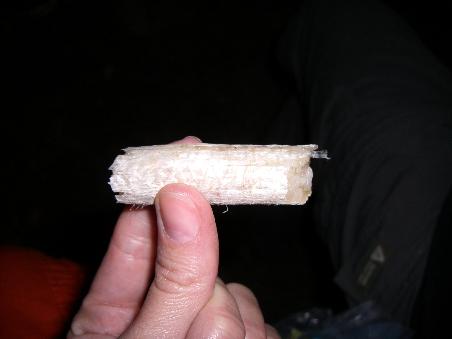 Das ist Reis, der in einem Bambusstiel ueber dem Lagerfeuer 'gebacken' wurde. Hat gut geschmeckt.