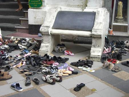 Auch hier mussten wir wieder ohne Schuhe in den Tempel gehen. Hier ein vertrauter Anblick fuer jeden, der schon einmal in Thailand war.