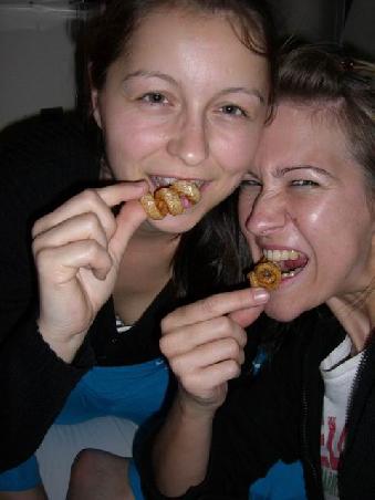 Wir essen frittierte Schweinehaut. Schmeckt wirklich lecker, ganz ehrlich!