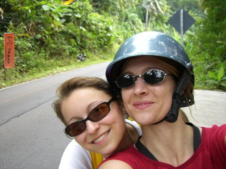 Sehen wir nicht chick aus, gins.
Eva hat keinen Helm, da dies hier nur fuer den Fahrer Pflicht ist ... verstehen muss man dies allerdings nicht