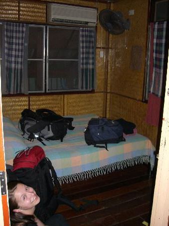 Zurueck im 'Shanti Lodge'.
Diesmal haben wir uns ein Zimmer ohne WC und Dusche, aber mit Ventilator genommen (300 Baht/Nacht).