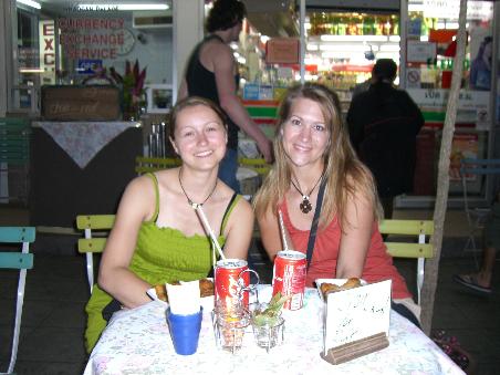 In der Khao San Rd. haben wir uns fuer eine halbe Std. einen Tisch fuer 30 Baht gemietet. Ist ein neuer Service und voll suess. Man kann dort im Supermarkt sein Getraenk kaufen oder an den anderen Staenden Trinken und Essen kaufen was man moechte.