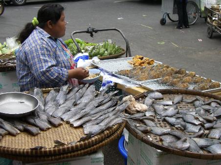 Auf einem Markt mitten in Bangkok.