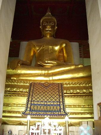 Phra Mongkhon Bophit - Einer der groessten Bronze Buddhas in Thailand.