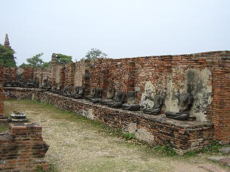 Uralte Buddhas ohne Köpfe im Wat Mahathat