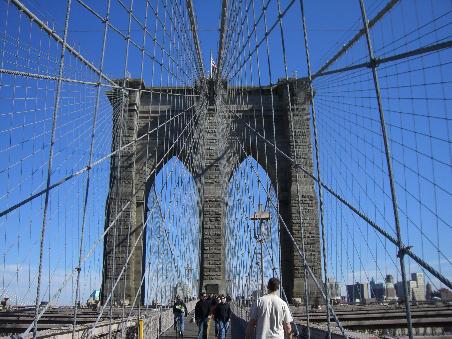 Auf der Brooklyn Bridge.