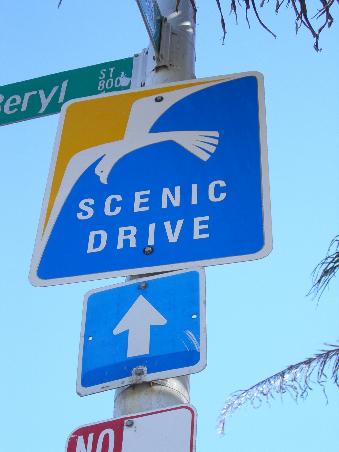 Diese Schilder weisen einem den Weg entlang des Scenic Drives.