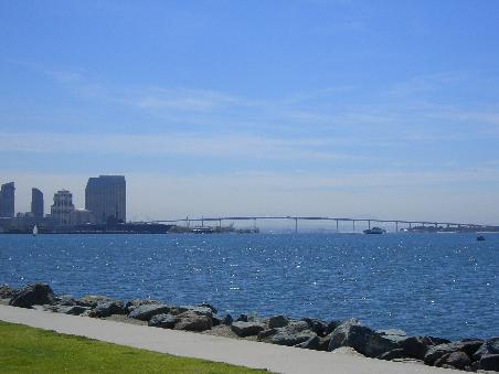 Blick auf die San Diego Bay Coronado Bridge von Habor Island