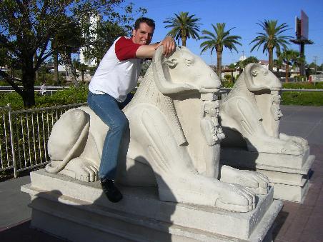 Vor dem Hotel LUXOR.