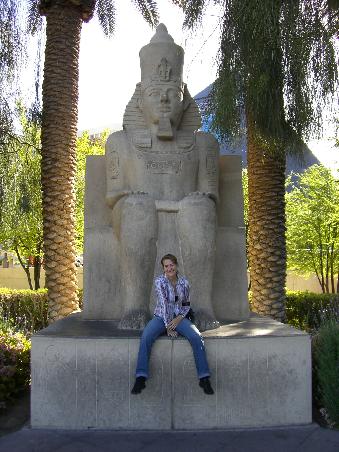 Vor dem Hotel LUXOR.