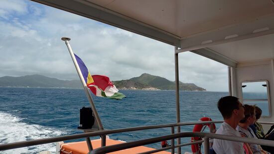 Im Hintergrund Praslin.