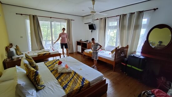 Unser neues Zimmer. In die Jahre gekommener afrikanisch angehauchter Charme.
